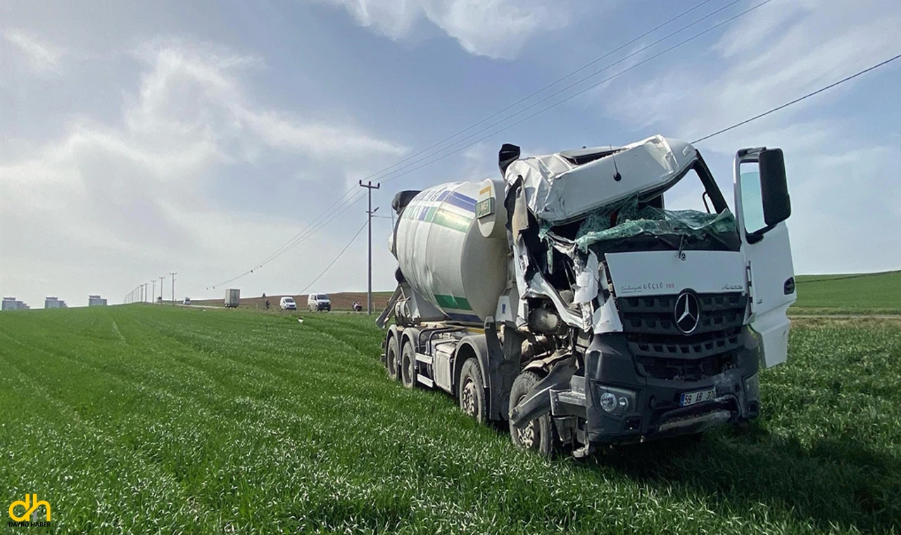 Direğe Çarpan Beton Mikseri Tarlaya Girdi