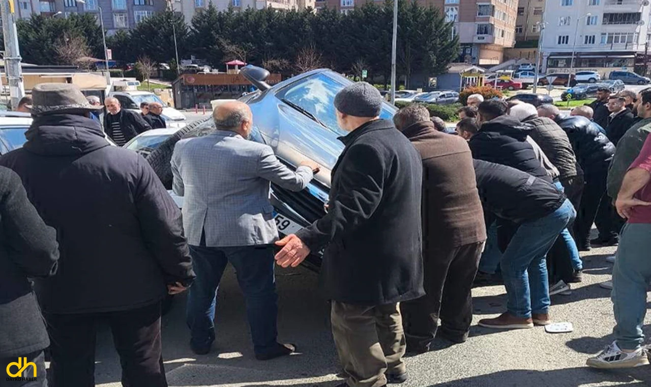 Otomobil Park Halindeki Araçlara Çarptı