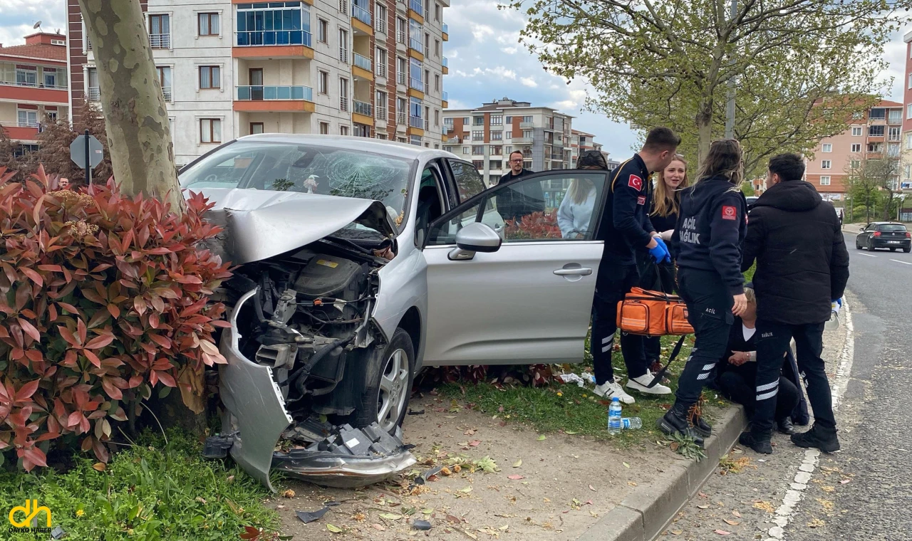 Otomobil Ağaca Çarptı: 3 Yaralı