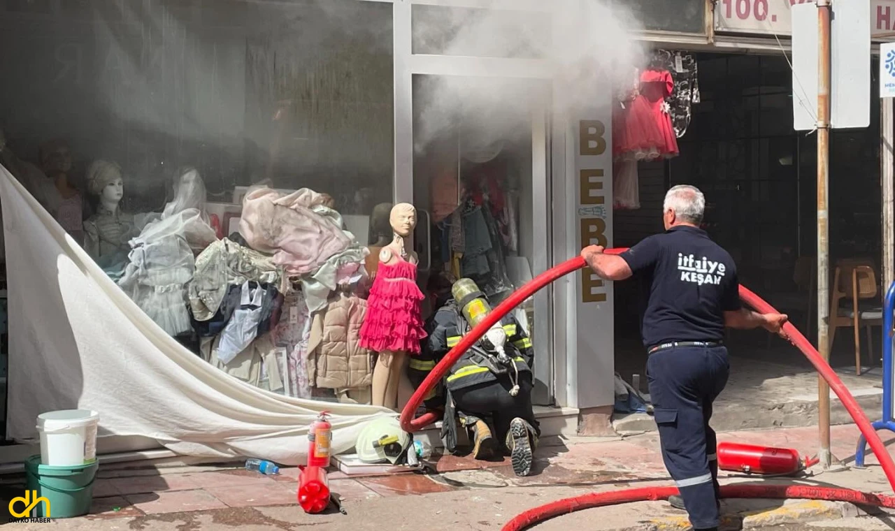 Bebek kıyafetleri satan iş yerinde yangın çıktı