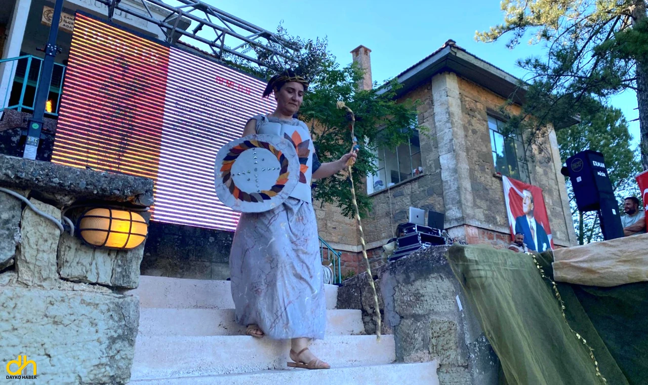 Çanakkale’de ‘Yunan Mitolojik Tanrıları ve Truva Defilesi’ düzenlendi