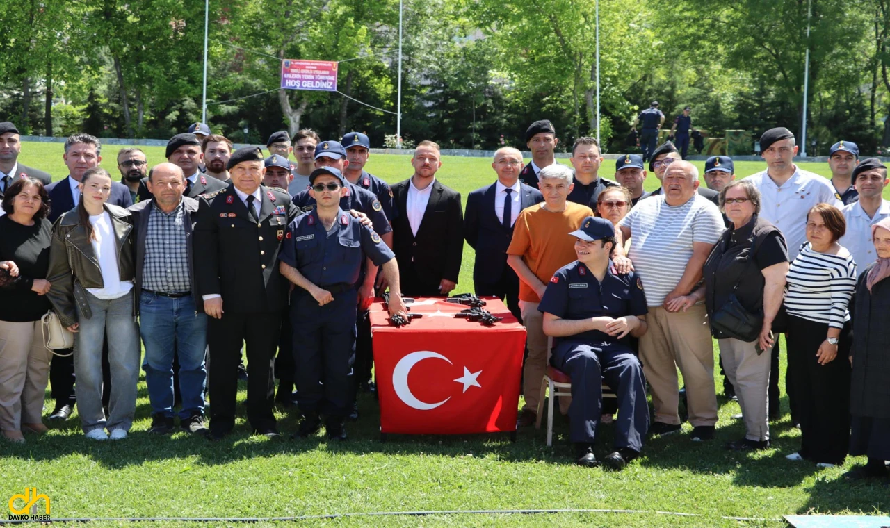Edirne’de 11 özel genç, 1 günlük askerlik sevinci yaşadı