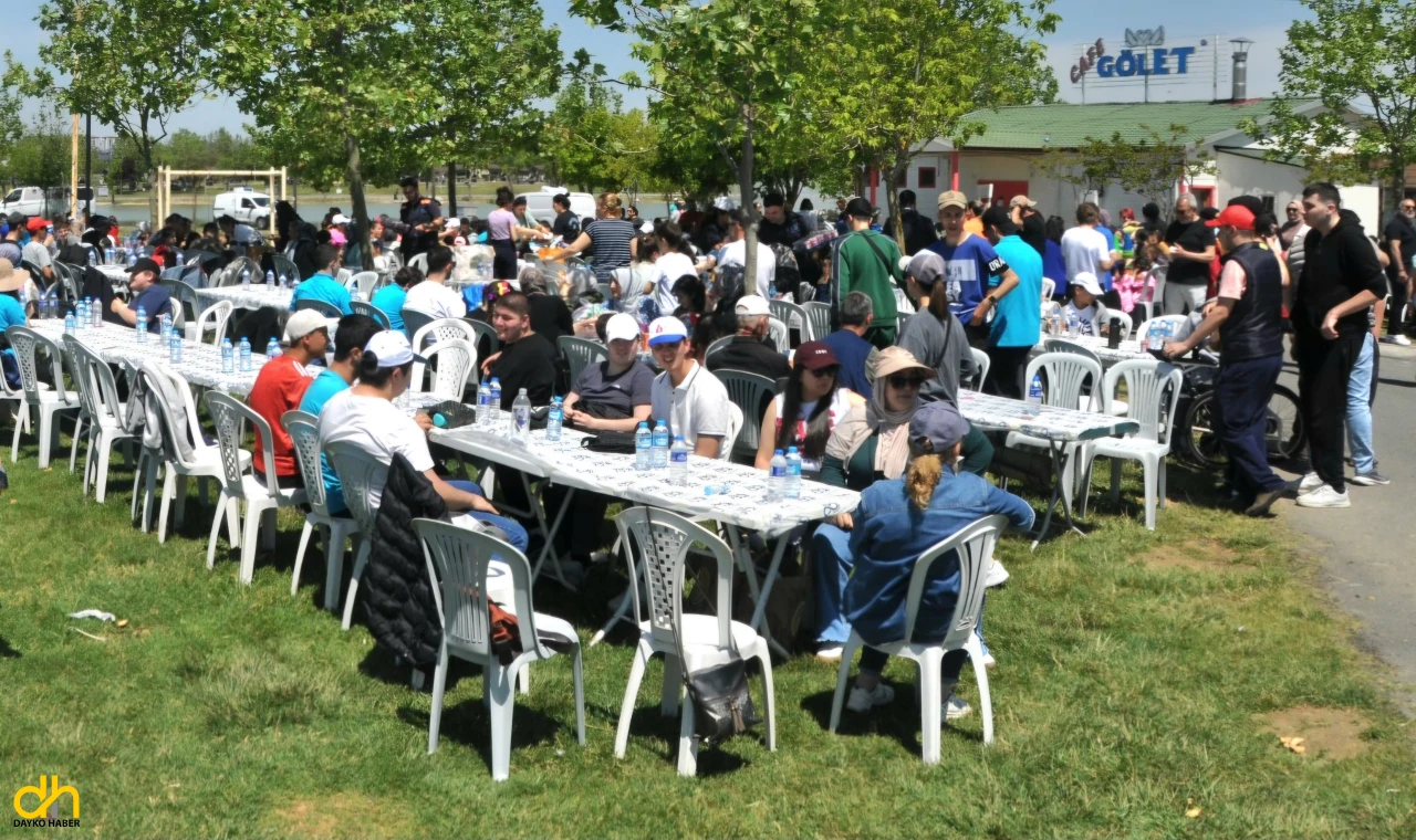 Engelli bireyler, piknikte doyasıya eğlendi