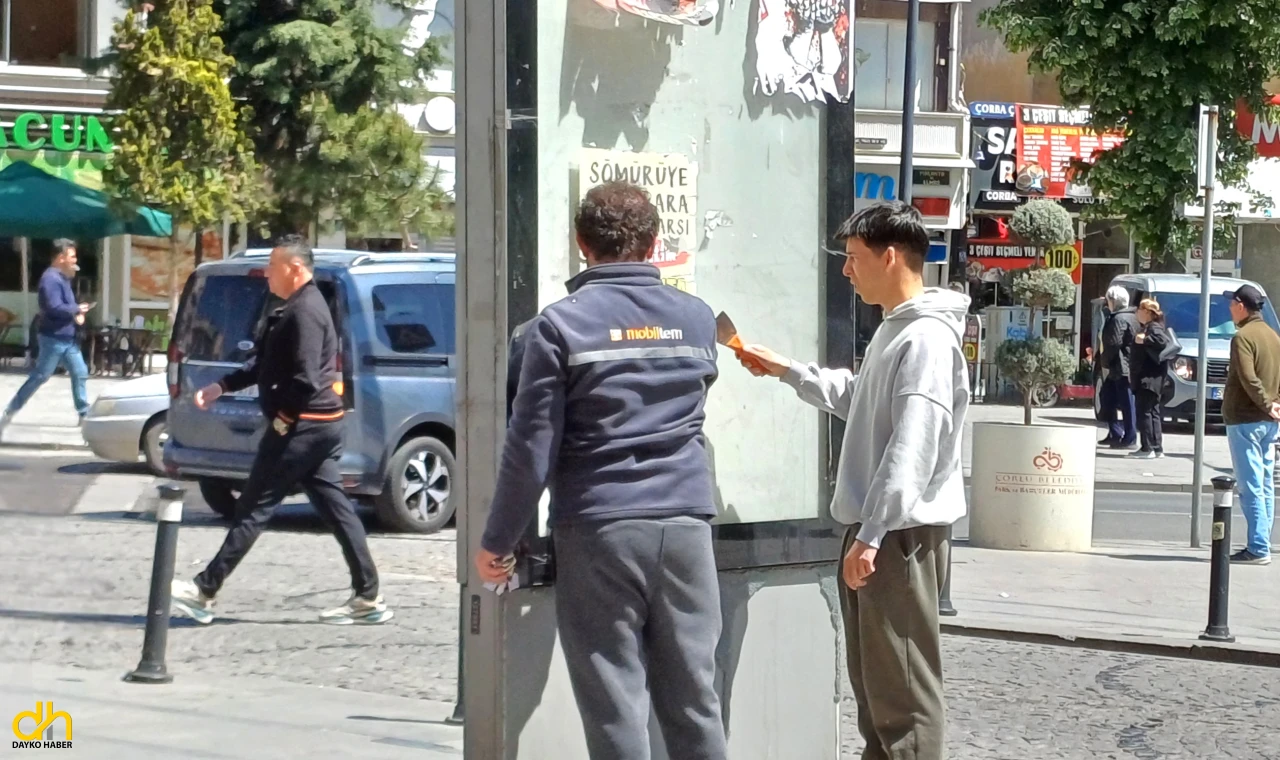 İzinsiz ve gelişigüzel yapıştırılan afişler görüntü ve çevre kirliliği yaratıyor