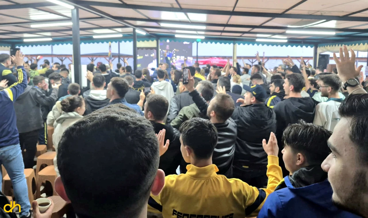 Süleymanpaşalılar, Fenerbahçe’nin Avrupa zaferini dev ekranda izledi.