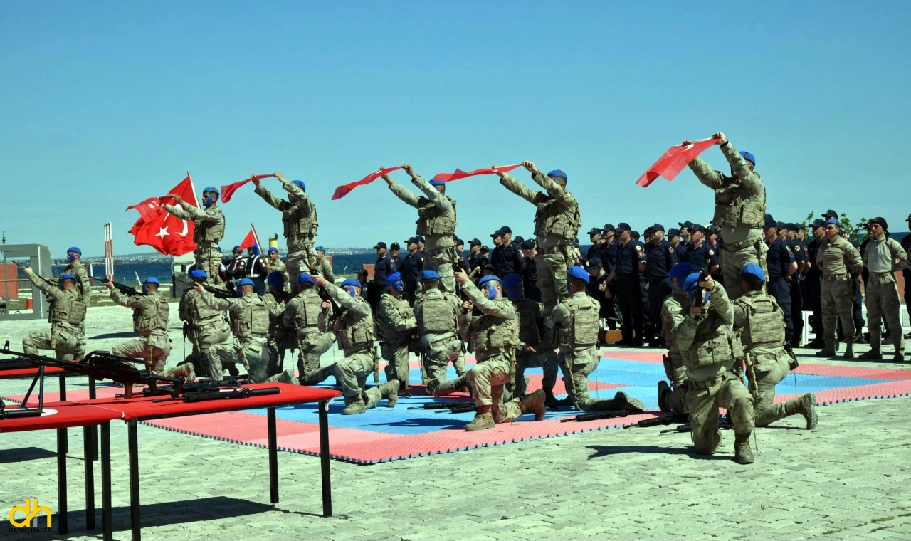 Temsili askerlik töreninde komandoların gösterisi ilgiyle izlendi
