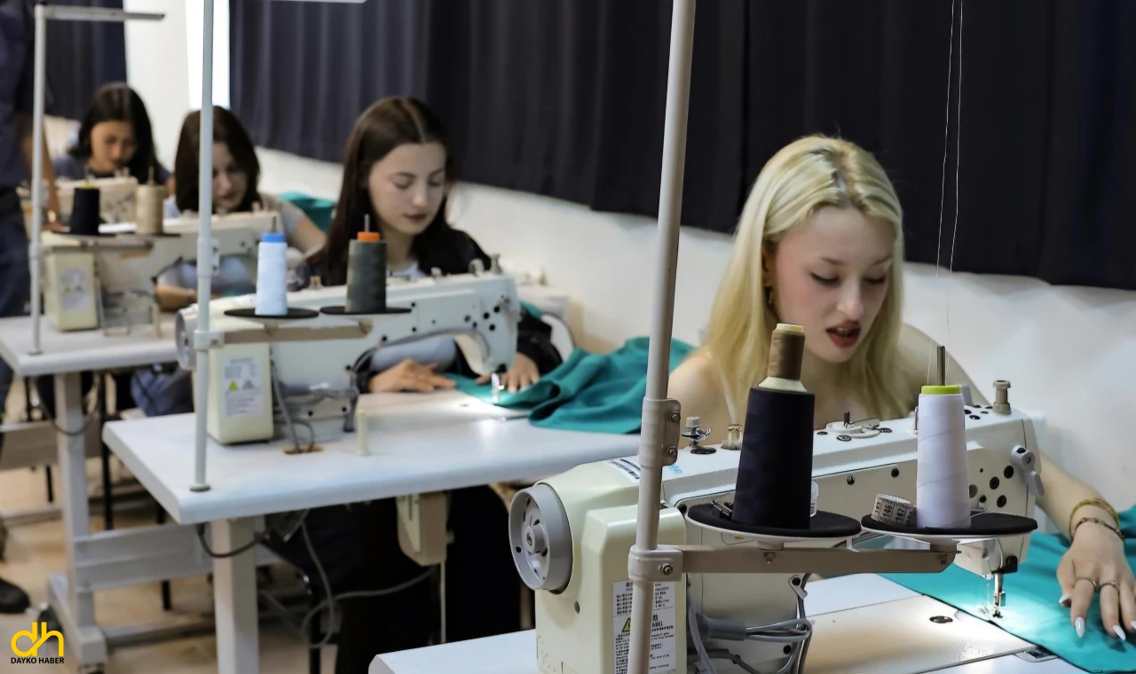 T.Ü. öğrenciler, ameliyathane için tekstil malzemeleri üretiyor