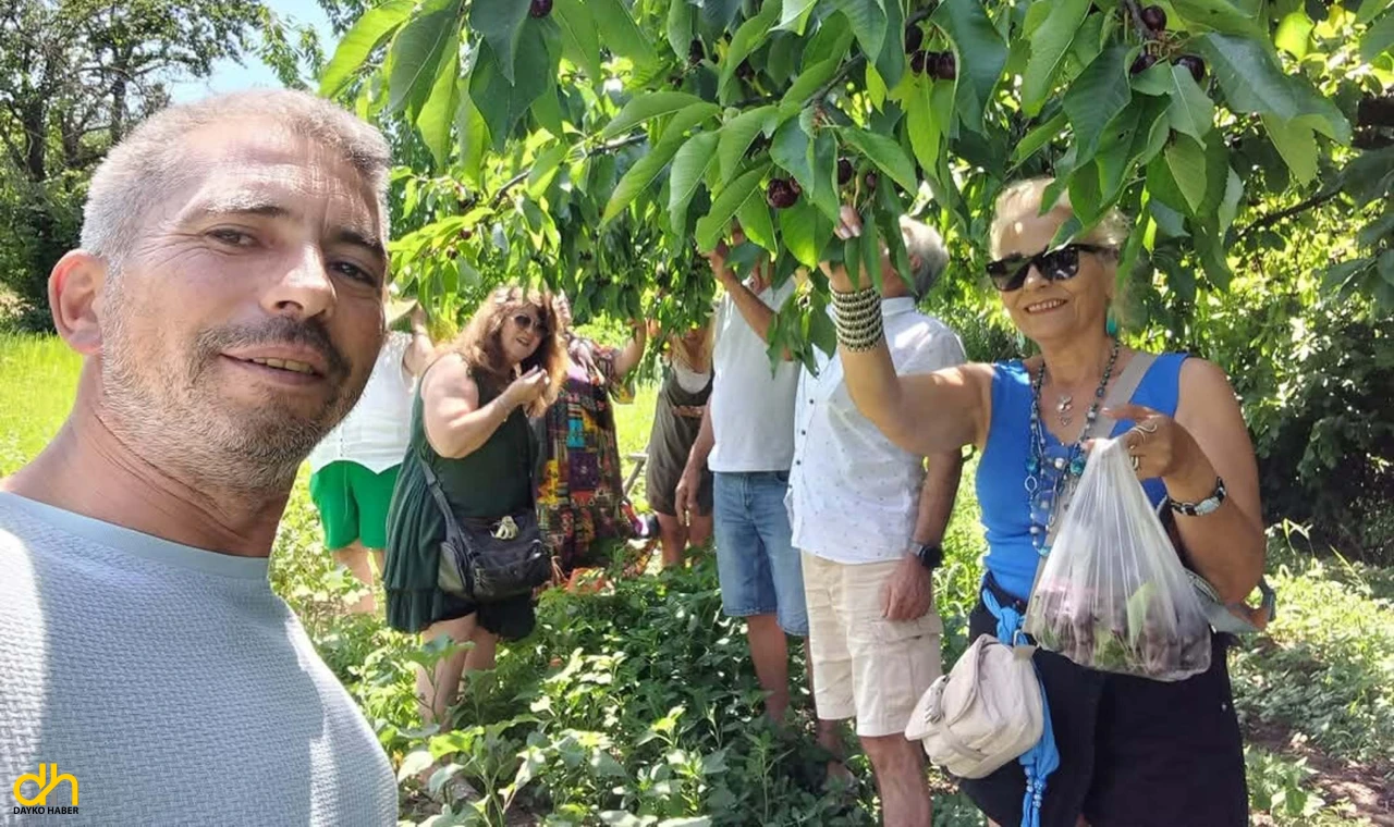 Turistlere meyve ikram edip, bölgeyi tanıtıyor