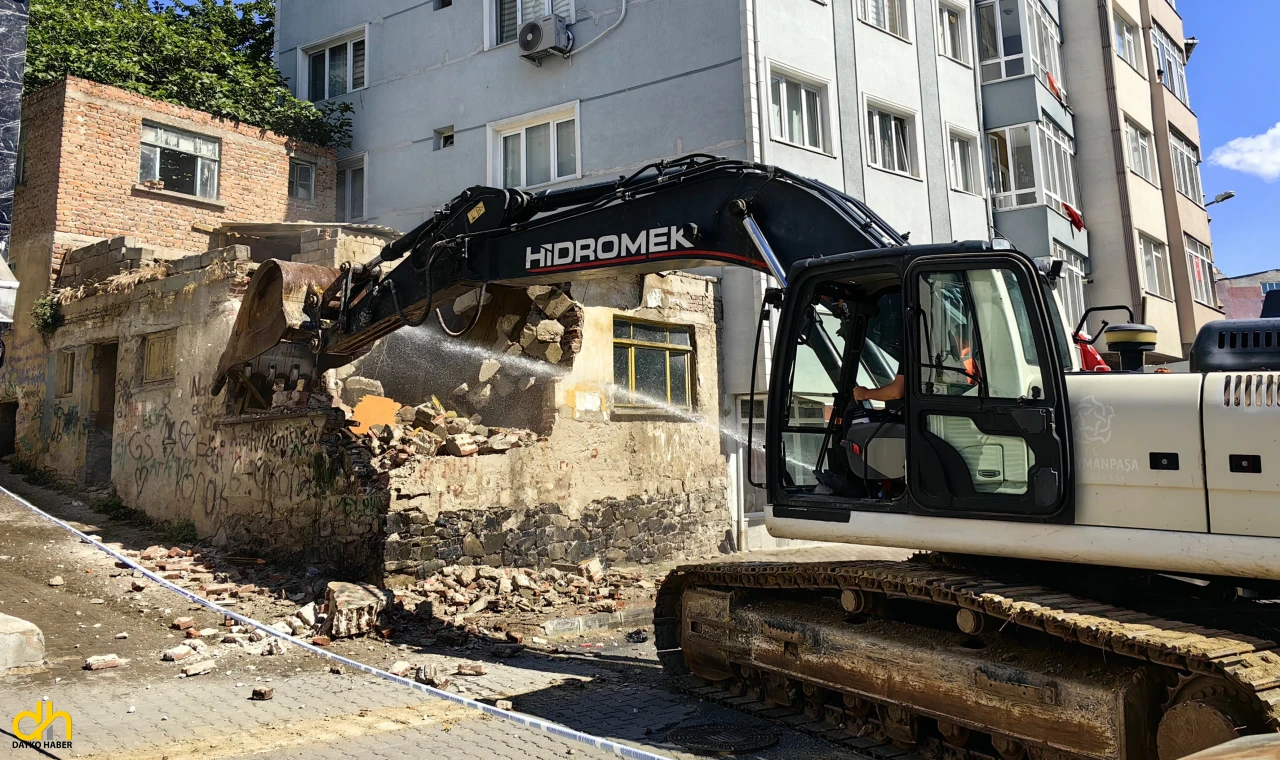 Vatandaşların talebi üzerine metruk binalar yıkıldı
