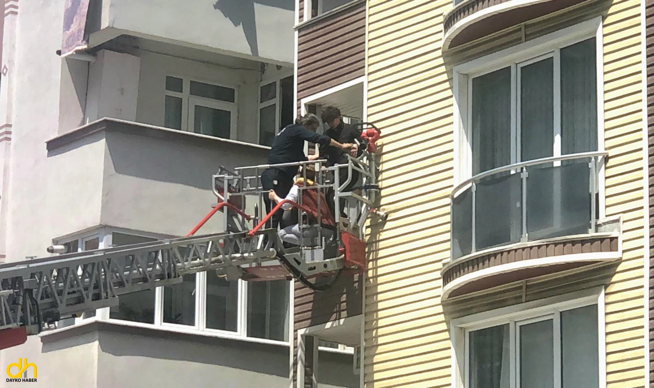 Yangında binada mahsur kalanlar, itfaiye tarafından kurtarıldı