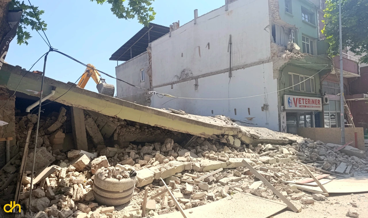 2 katlı bina yıkım sırasında çöktü