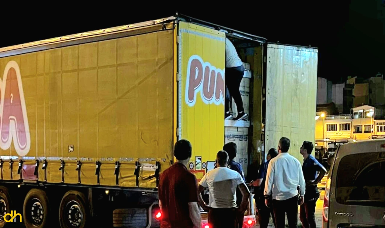 3 kaçak göçmen, brandasını yırtıp girdikleri TIR’da yakalandı