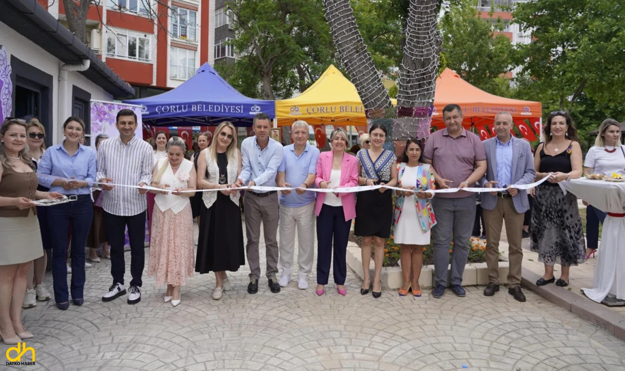 Başkan Sarıkurt, Menekşe Kadın Eğitim Merkezi Sergisinin açılışını yaptı
