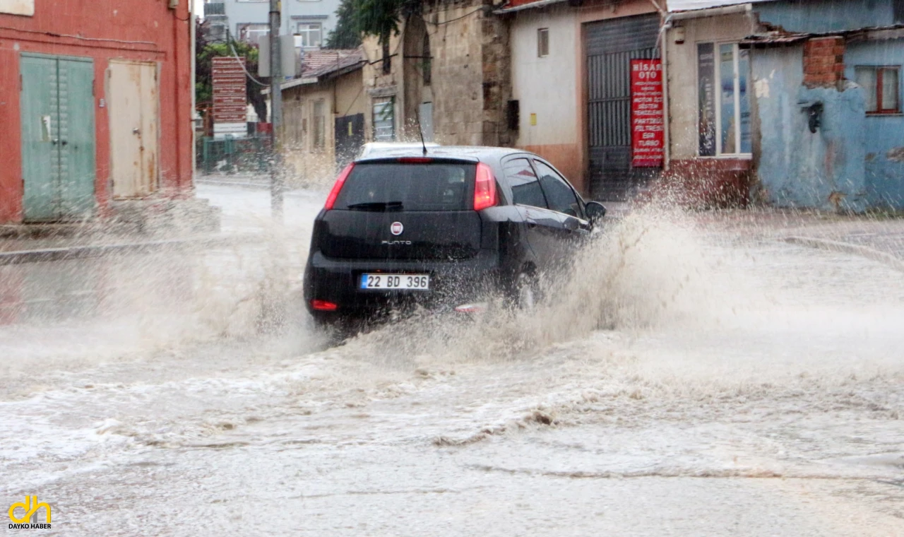 Edirne’de sağanak yağış etkili oldu