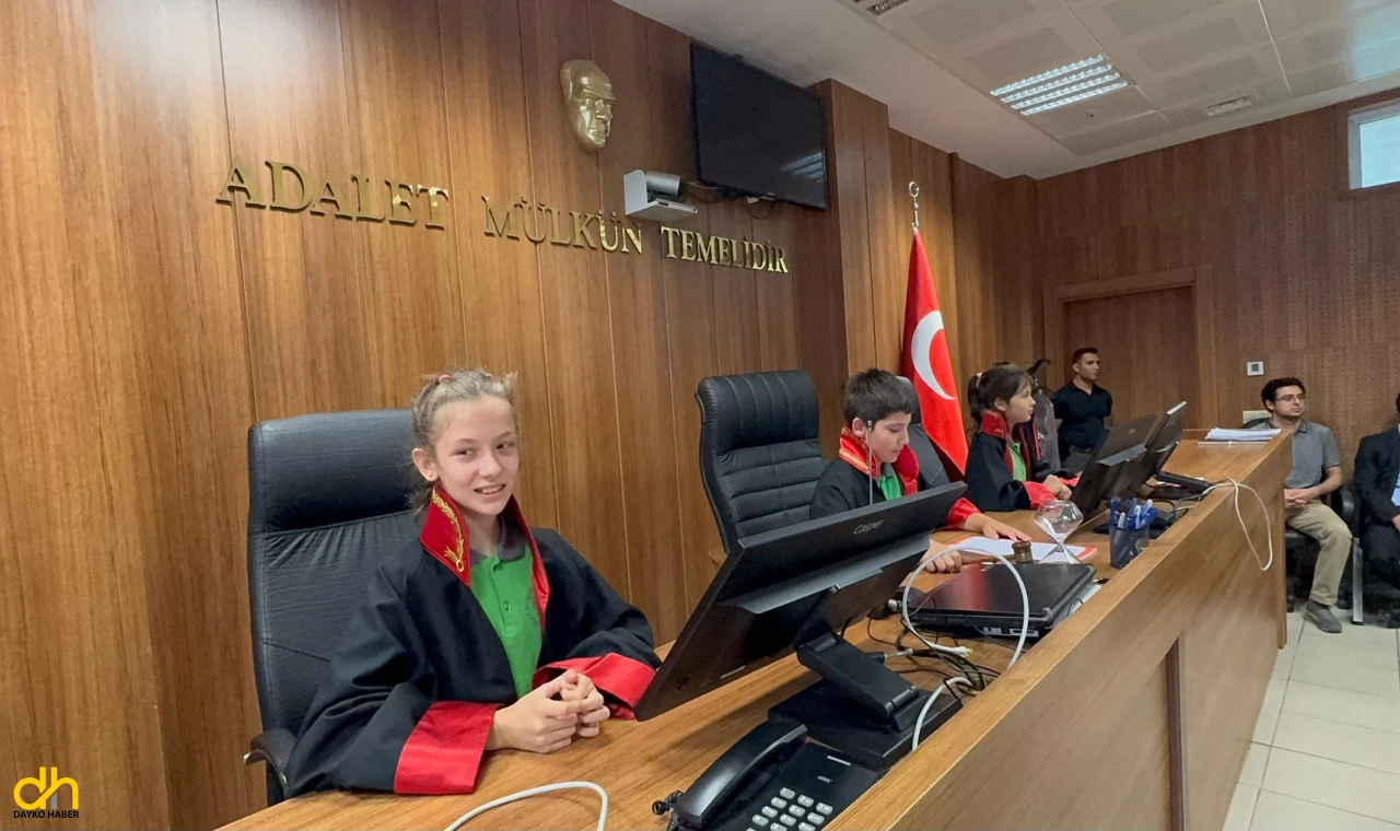 İlkokul öğrencileri adliyeyi ziyaret ederek duruşma canlandırdı