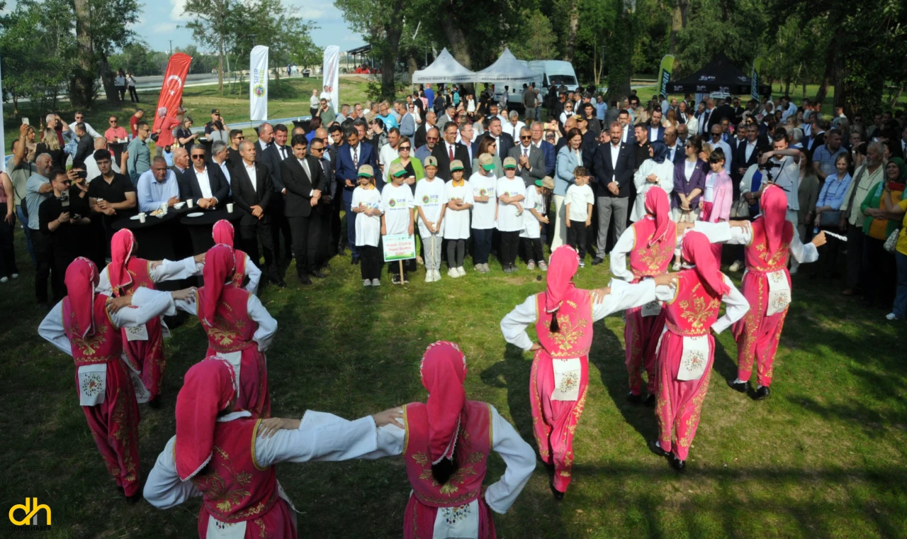 Yapımı tamamlanan Söğütlük Millet Bahçesi kapılarını açtı