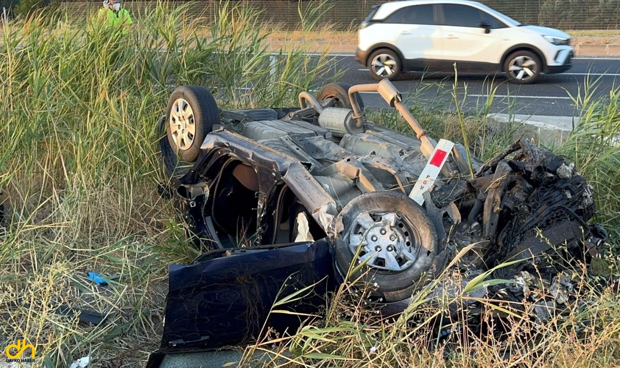 Ergene'de, menfeze çarparak takla atan otomobildeki 2 kişi hayatını kaybetti