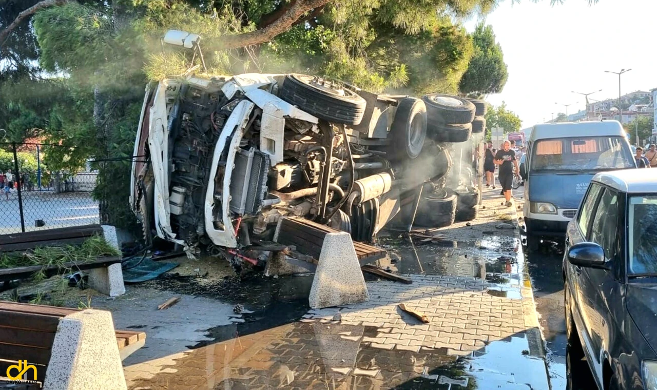 Freni patlayan kamyon, 4 otomobile çarptı