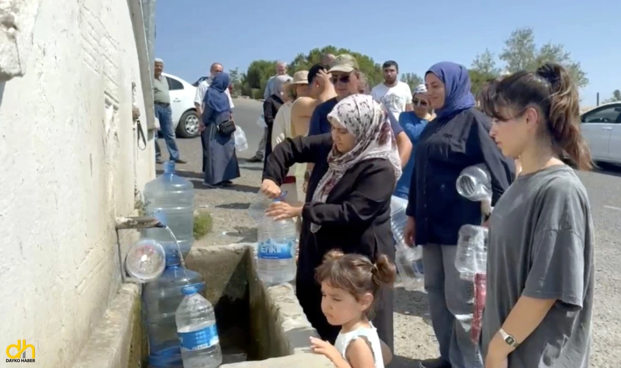 Su kesintileri nedeniyle çeşme önlerinde kuyruk oluştu