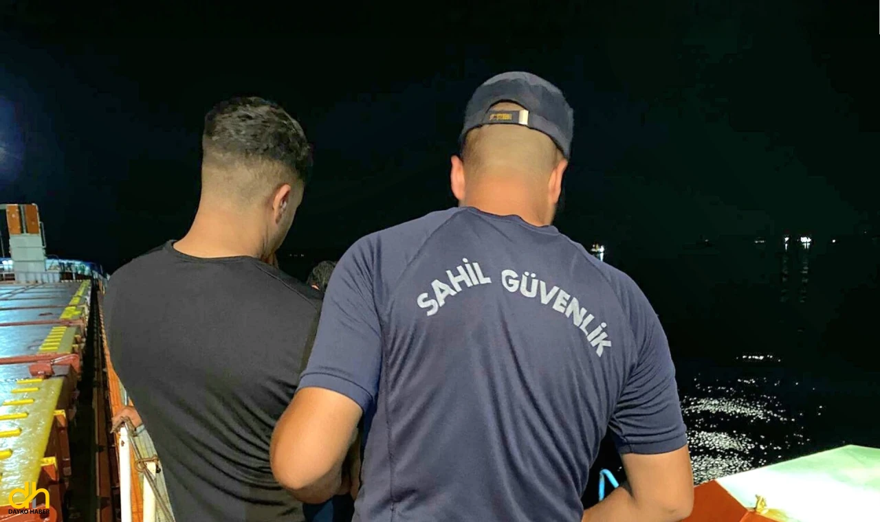 Yurt dışına kaçmak için gemide saklanan göçmenler yakalandı