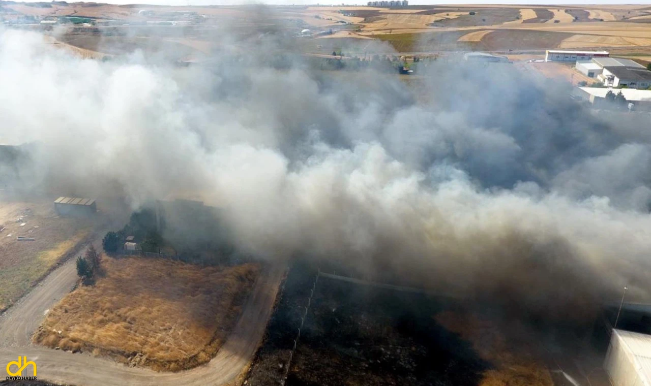 Anız yangını depo ve fabrikaya sıçradı