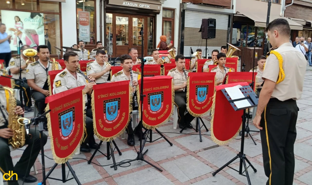 Bölge Bando Komutanlığı'ndan Zafer Haftası konseri