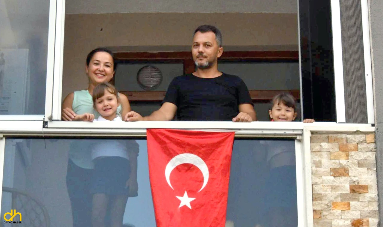 Çöpte buldukları Türk Bayrağını temizleyip balkona astılar