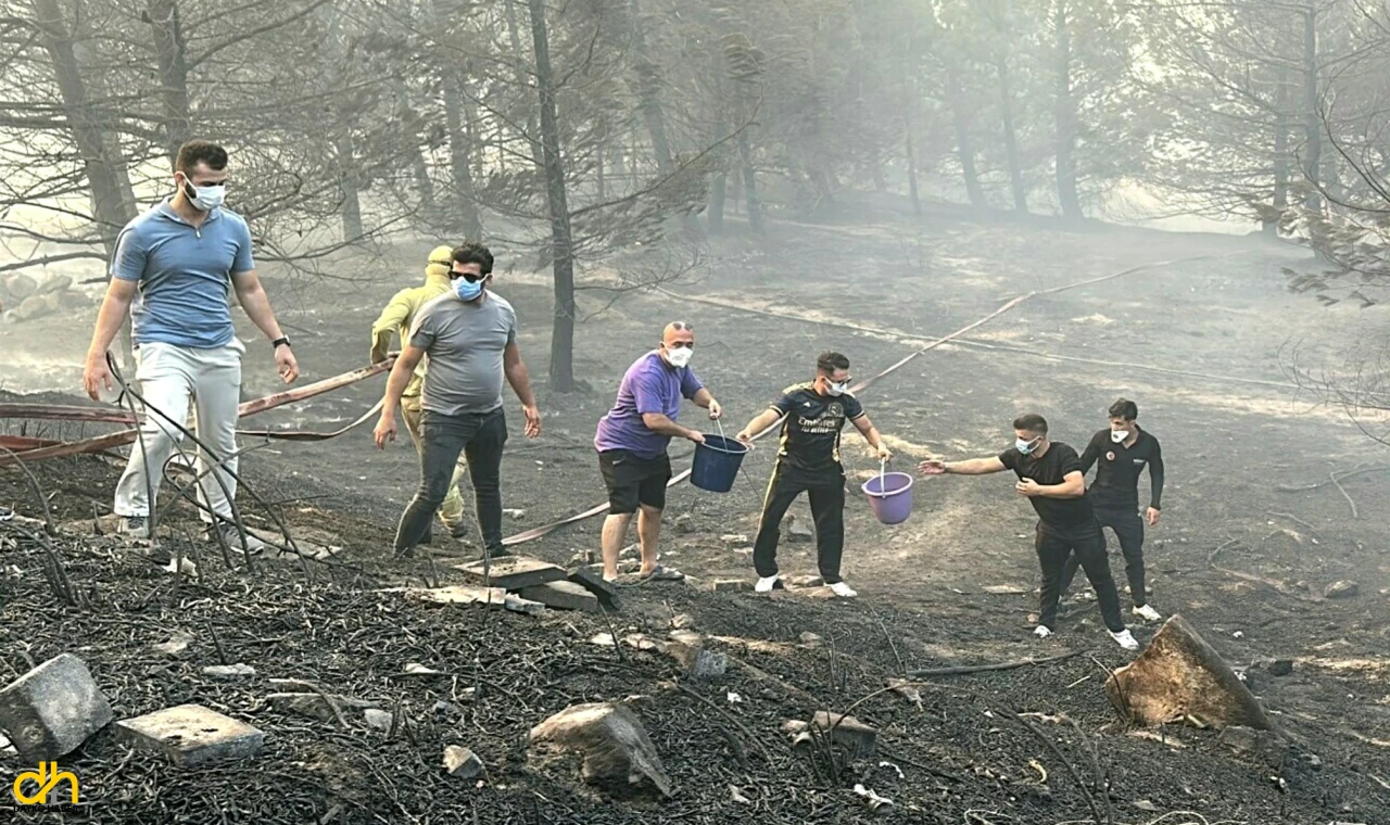 Mahalleli yangına bidon ve kovayla su dökerek destek verdi