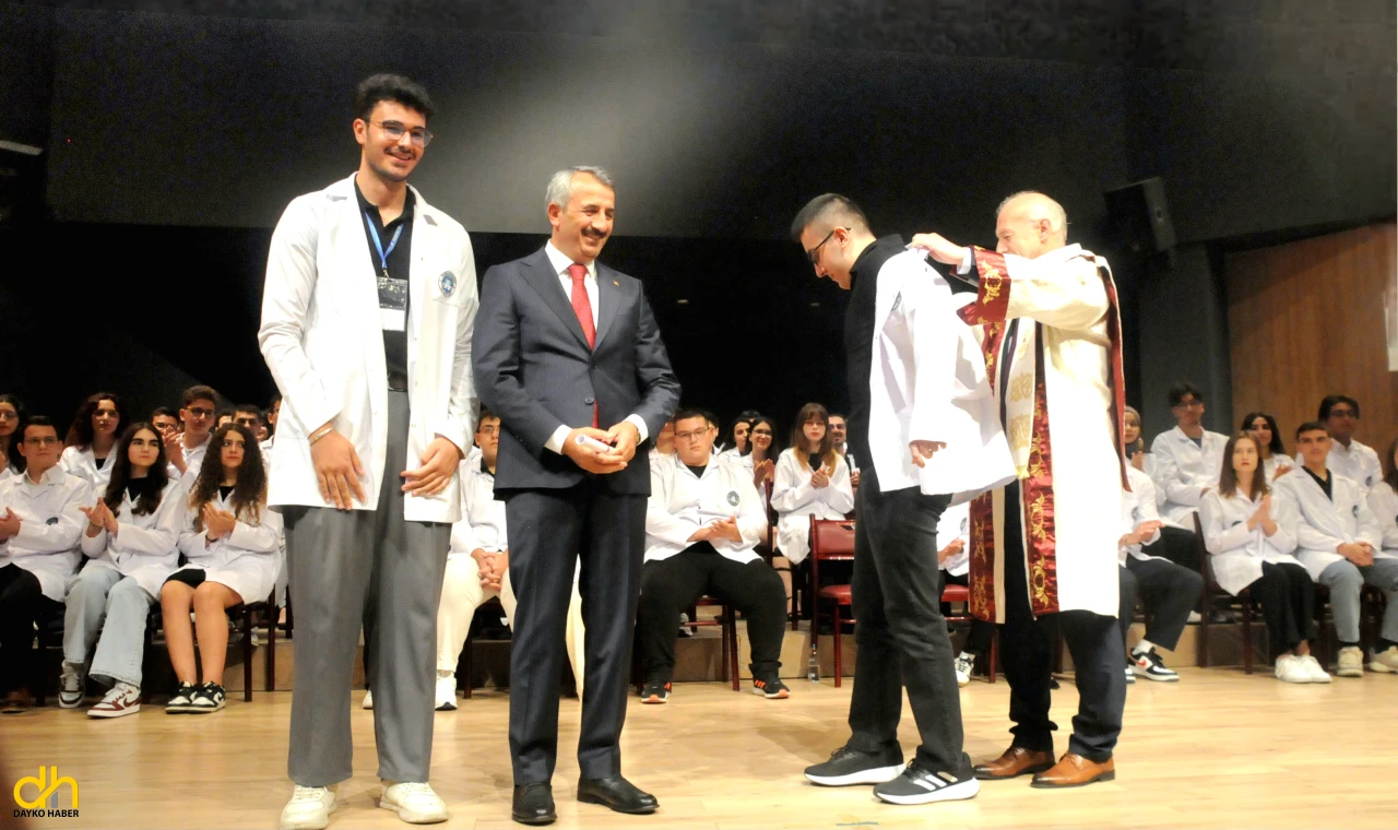 Hekim adayları önlüklerini törenle giydi