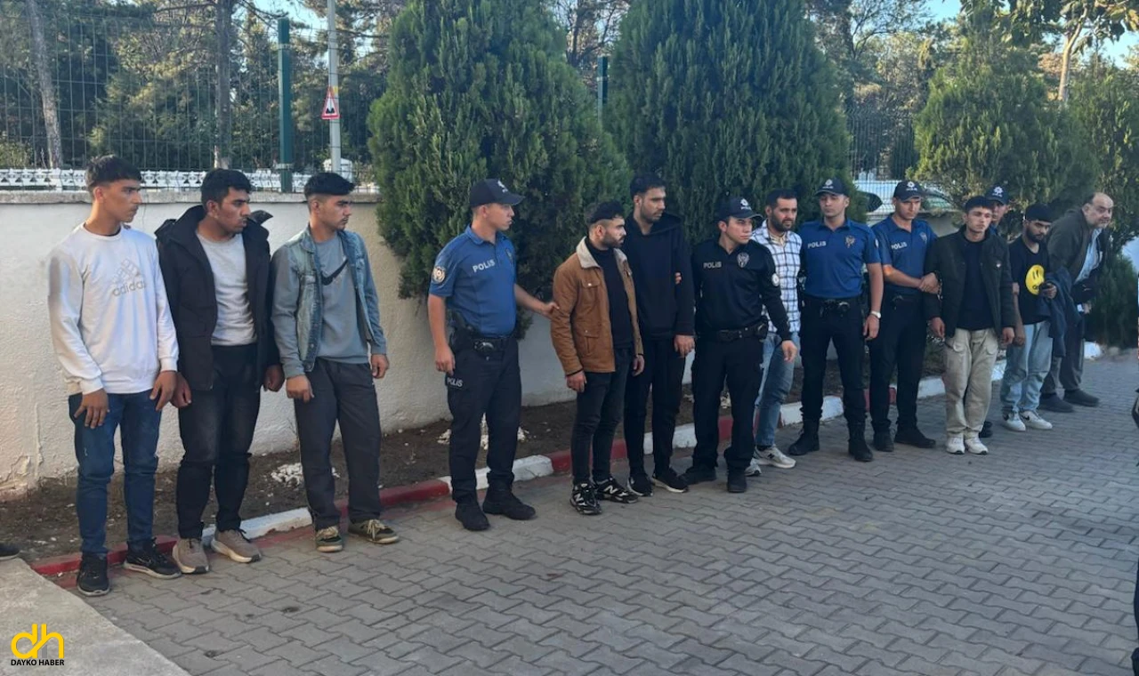 Kamyonetle yurt dışına kaçmak isteyen 15 göçmen yakalandı