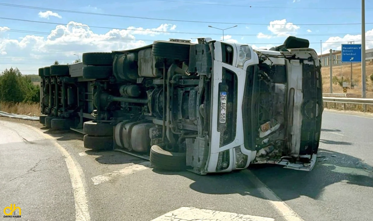 Kontrolden çıkan TIR devrilirken sürücü hafif yaralandı