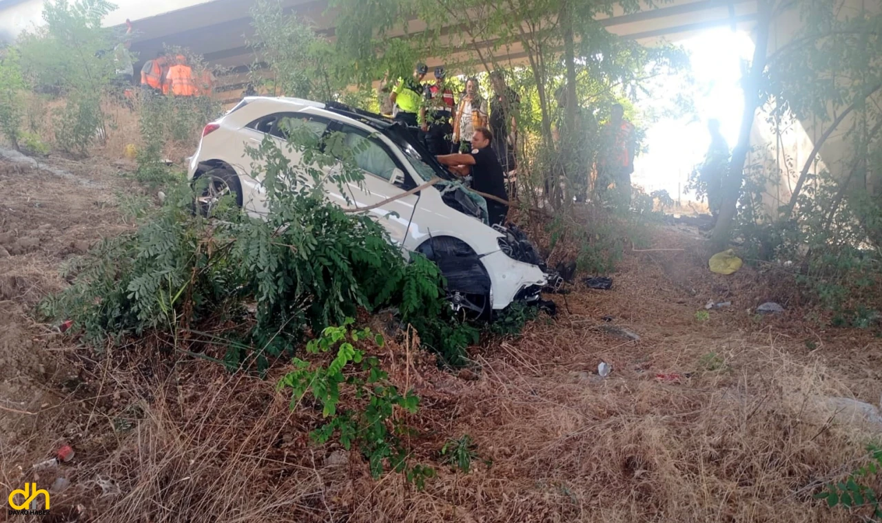 Otoyolda üst geçide çarpan otomobilin sürücüsü yaşamını yitirdi