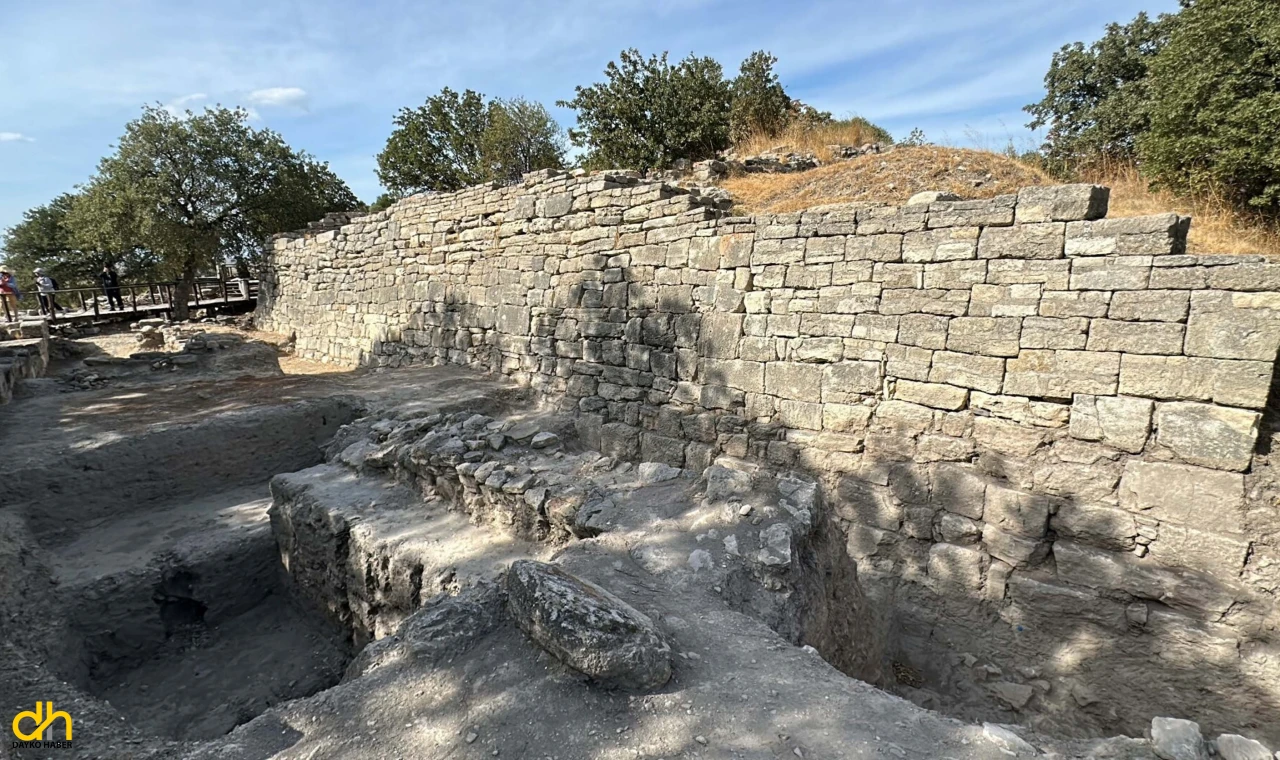 Troya’da 4 bin 500 yıllık altın broş gün yüzüne çıkarıldı