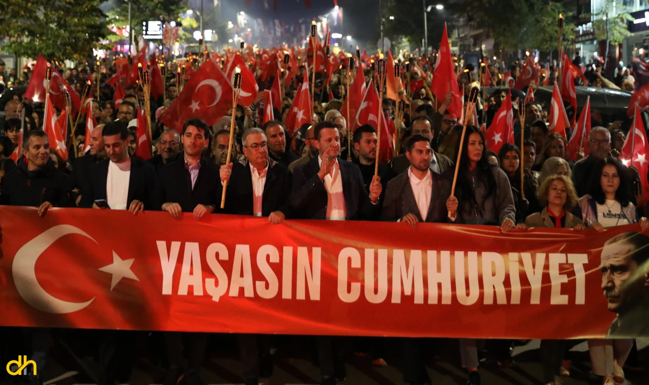 Çerkezköylüler, Cumhuriyetimizin 102. yılını Kıraç konseriyle kutladı