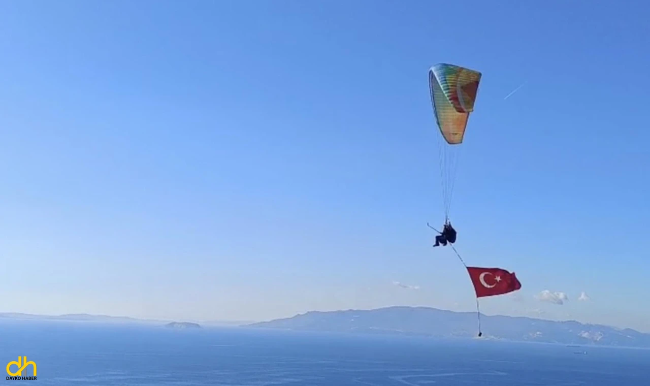 Cumhuriyet Bayramı’nı Türk bayraklı uçuşla kutladı