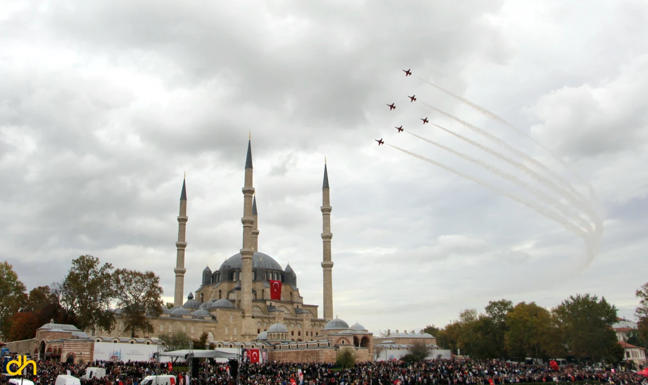 Türk Yıldızları'ndan Cumhuriyet’in 102’nci yıl dönümünde gösteri uçuşu
