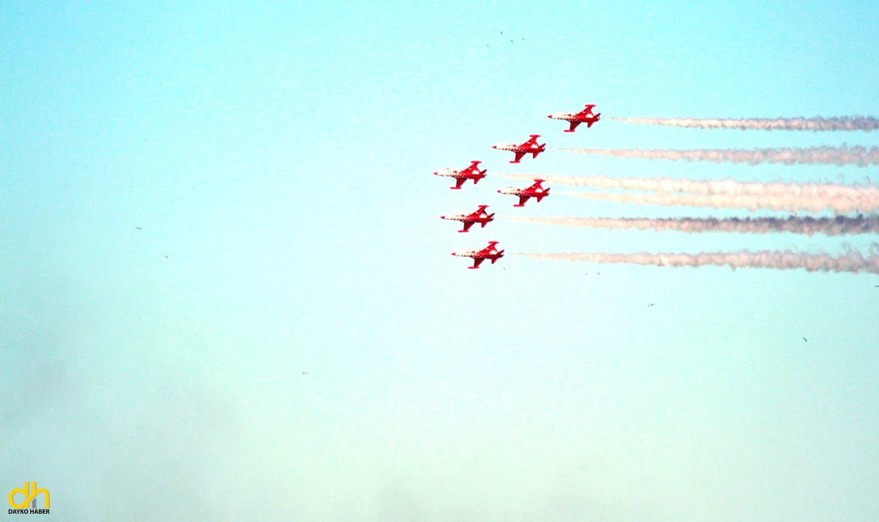 Türk Yıldızları’nın gösterisi nefes kesti