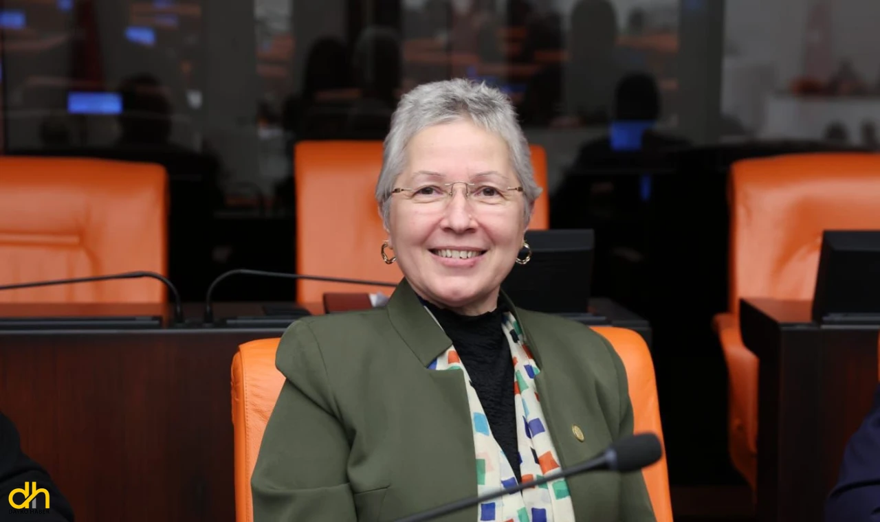 Vekil Nurten Yontar: “Cumhuriyetimiz 102 yaşında!”