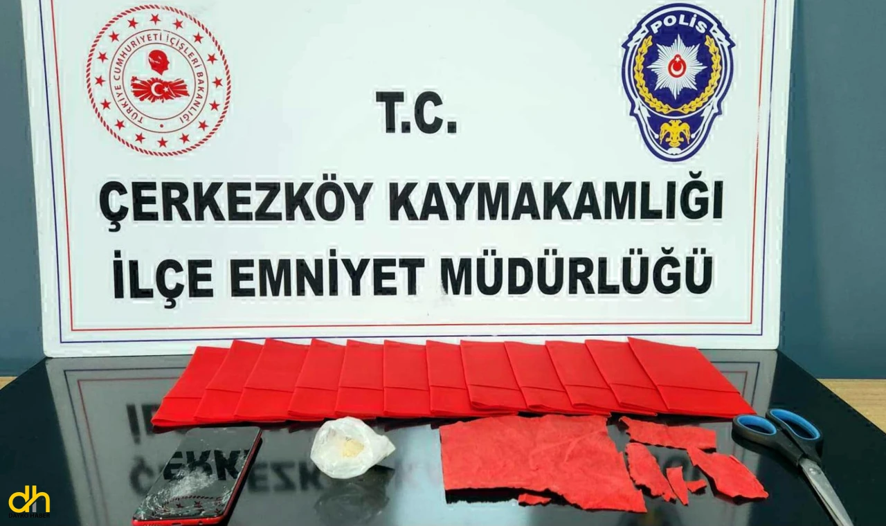 Aile içi şiddet ihbarına giden polis, uyuşturucu ele geçirdi