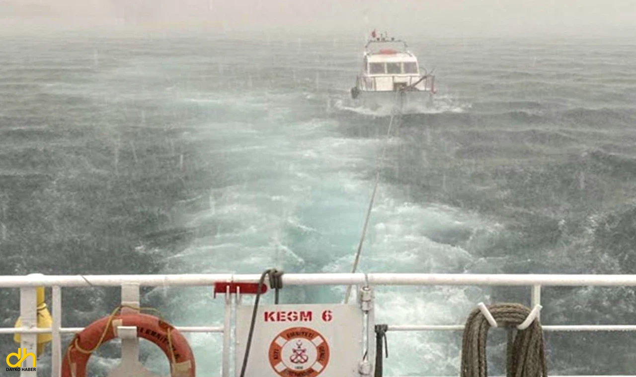 Çanakkale Boğazı’nda sürüklenen tekne kurtarıldı