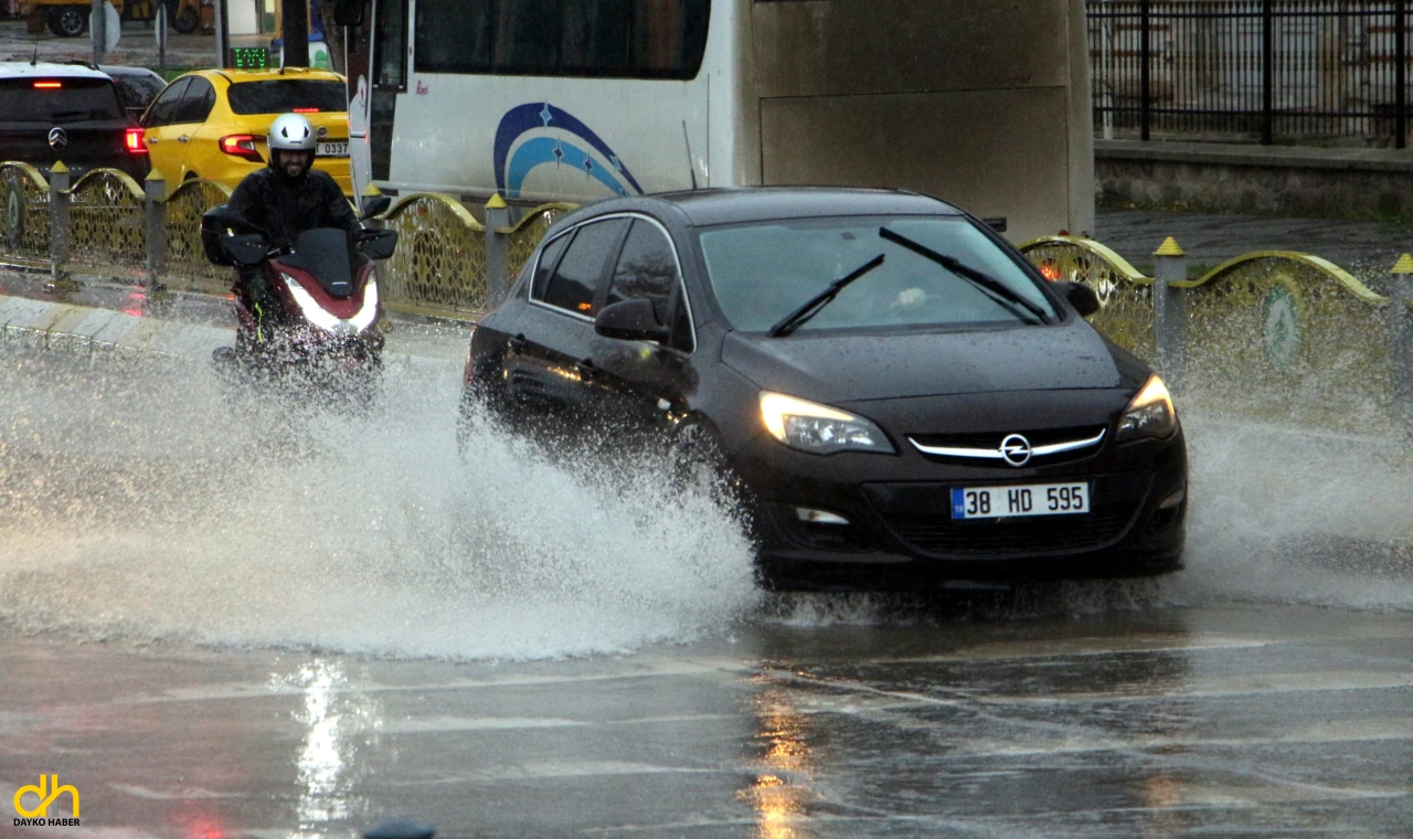 Edirne’de sağanak yağış etkili oldu
