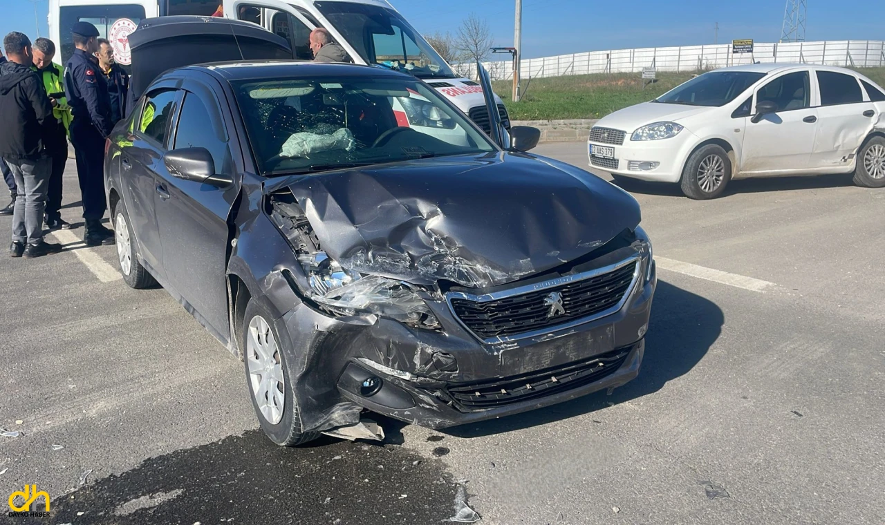 İki otomobil çarpıştı: 8 yaralı