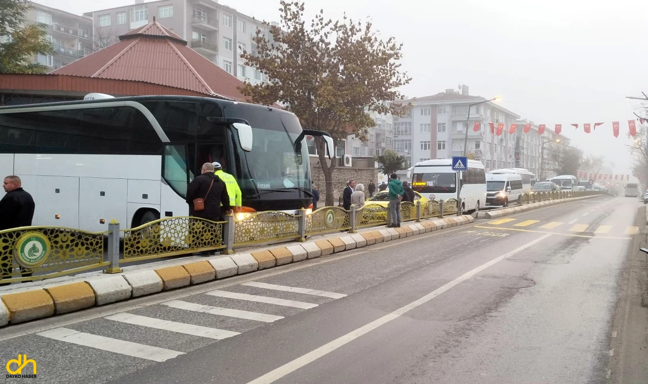 Kayganlaşan yolda kontrolden çıkan otobüs orta refüje çarptı