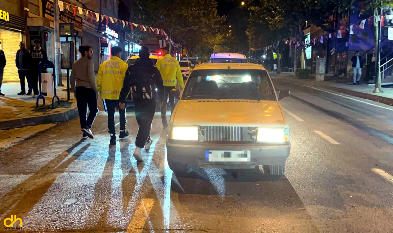 Kontrolden çıkan motosiklet otomobile çarptı