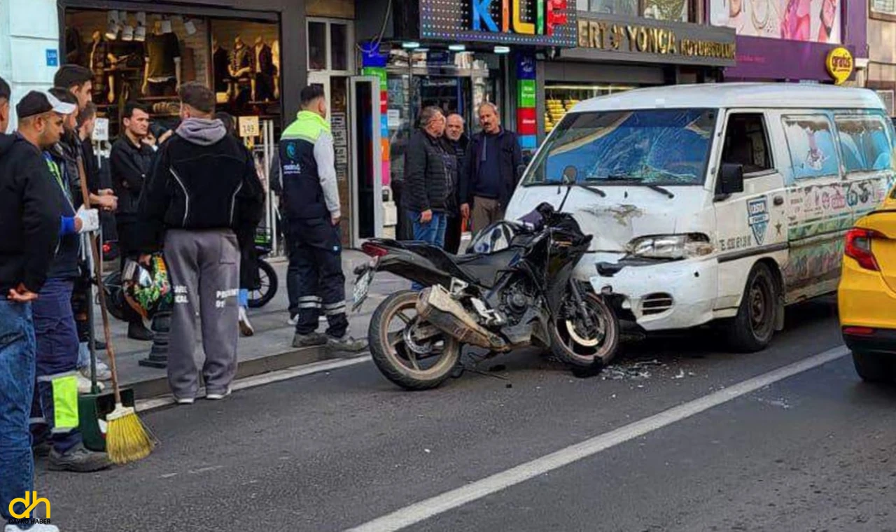 Minibüs ile motosiklet çarpıştı: 2 yaralı