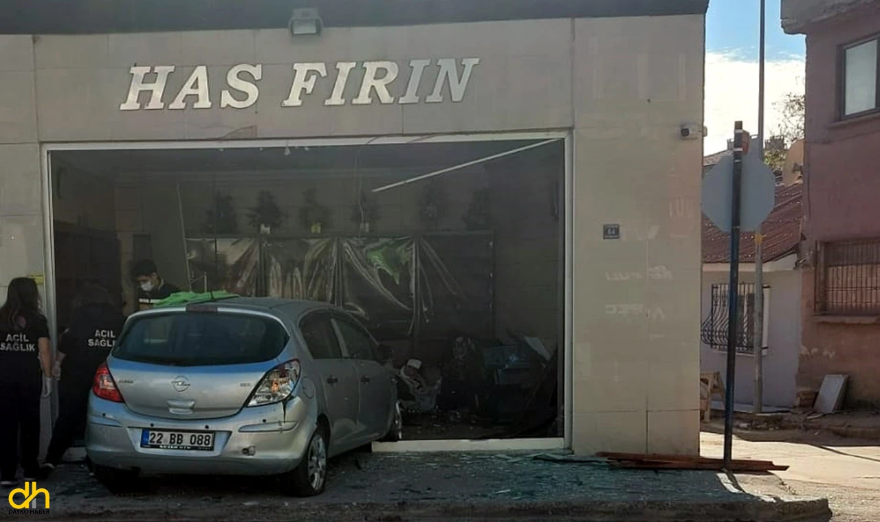 Otomobil ekmek fırınına daldı, 4 kişi yaralandı