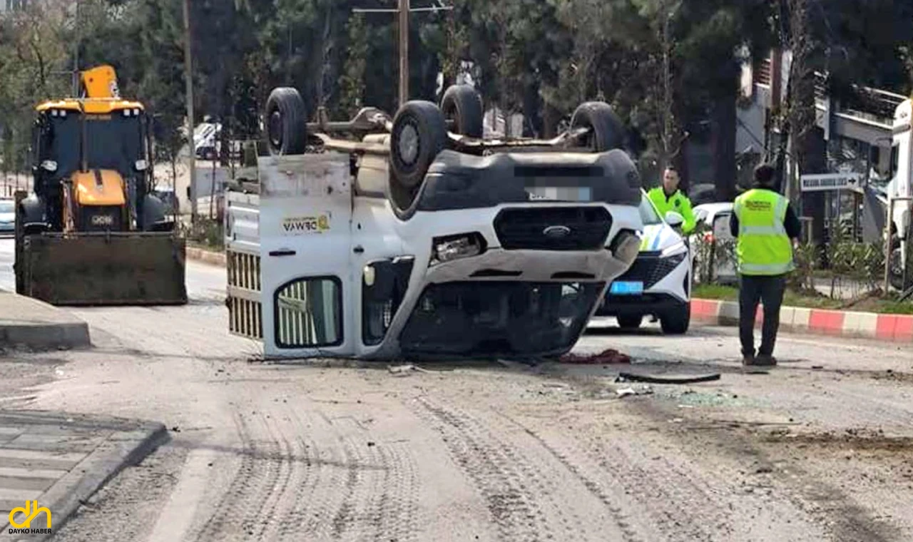Otomobil ile çarpışan kamyonet takla attı