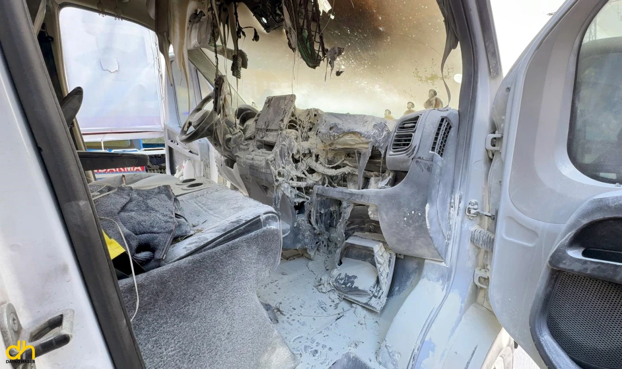 Park halindeki servis minibüsü yandı