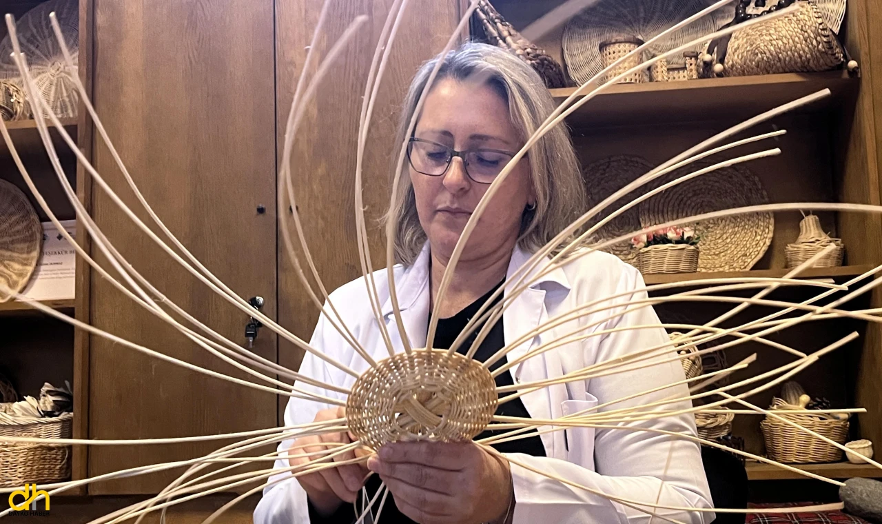 Sepet örücülüğünde ustalaşarak kültürel miras taşıyıcısı oldu