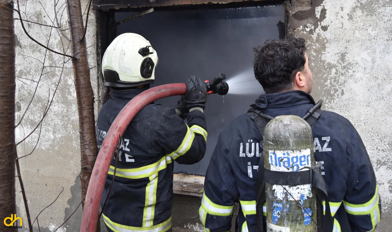 Terk edilmiş evde çıkan yangın söndürüldü
